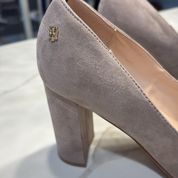 Tommy HilfigerTan Heels with Pointed Toe Design - Picture 3 of 12